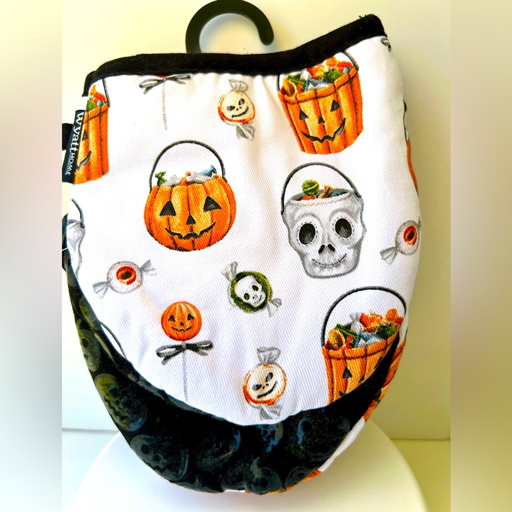 Set of 2 Halloween Mini Oven Mitts Spooky Candy Buckets Silicone Pumpkin Grips